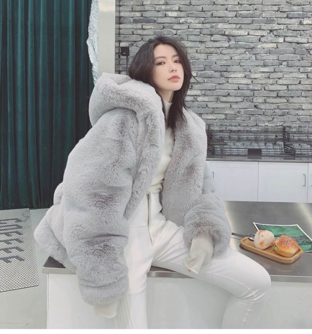 Manteau Hiver Velours Épais Femme – Fourrure Imitation Lapin, Capuche Plush, Coupe Loose Coréenne | Veste Chaude & Luxe