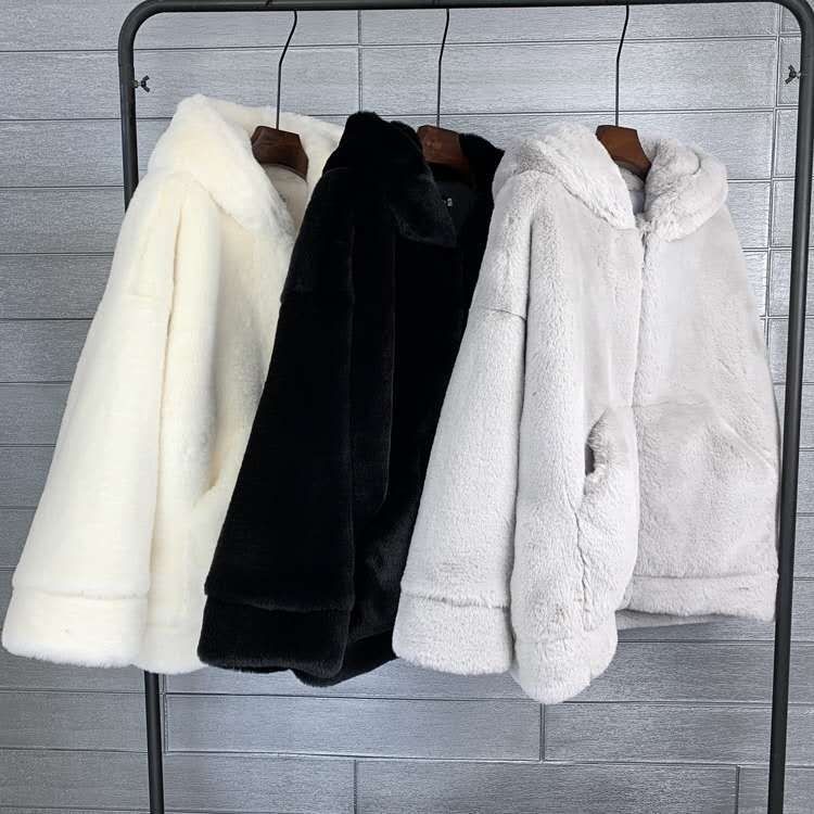 Manteau Hiver Velours Épais Femme – Fourrure Imitation Lapin, Capuche Plush, Coupe Loose Coréenne | Veste Chaude & Luxe